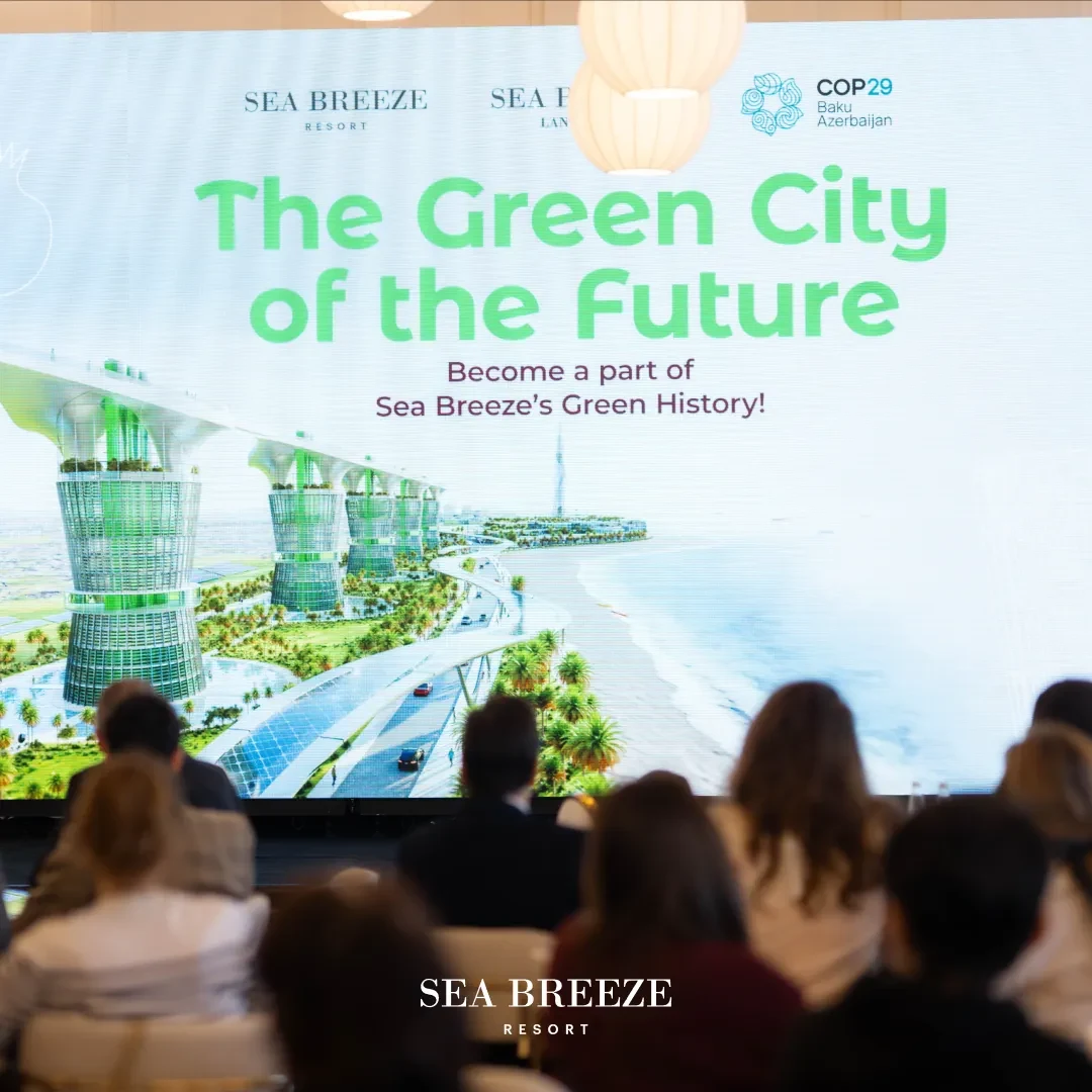 «The Green City of the Future»: презентация проектов курорта на мероприятии 16.11.2024, на экране — знаки Sea Breeze и COP29