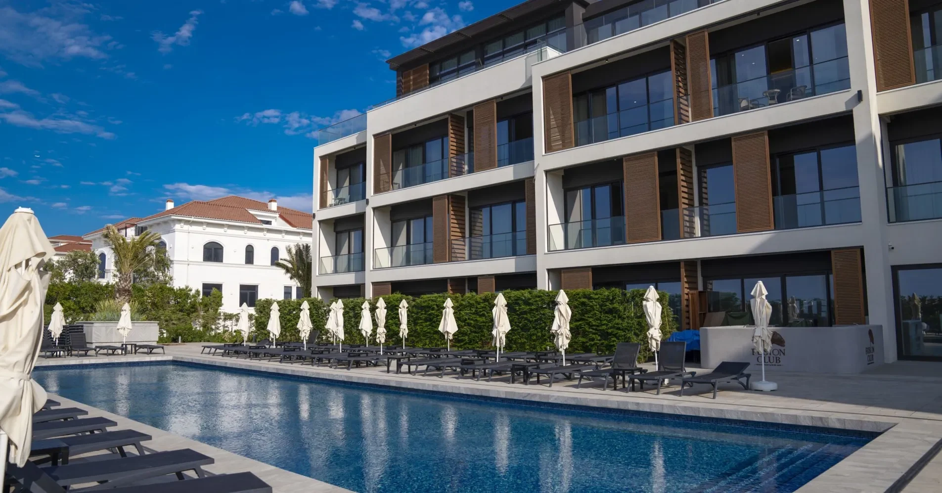 White Residences: бассейн у корпуса